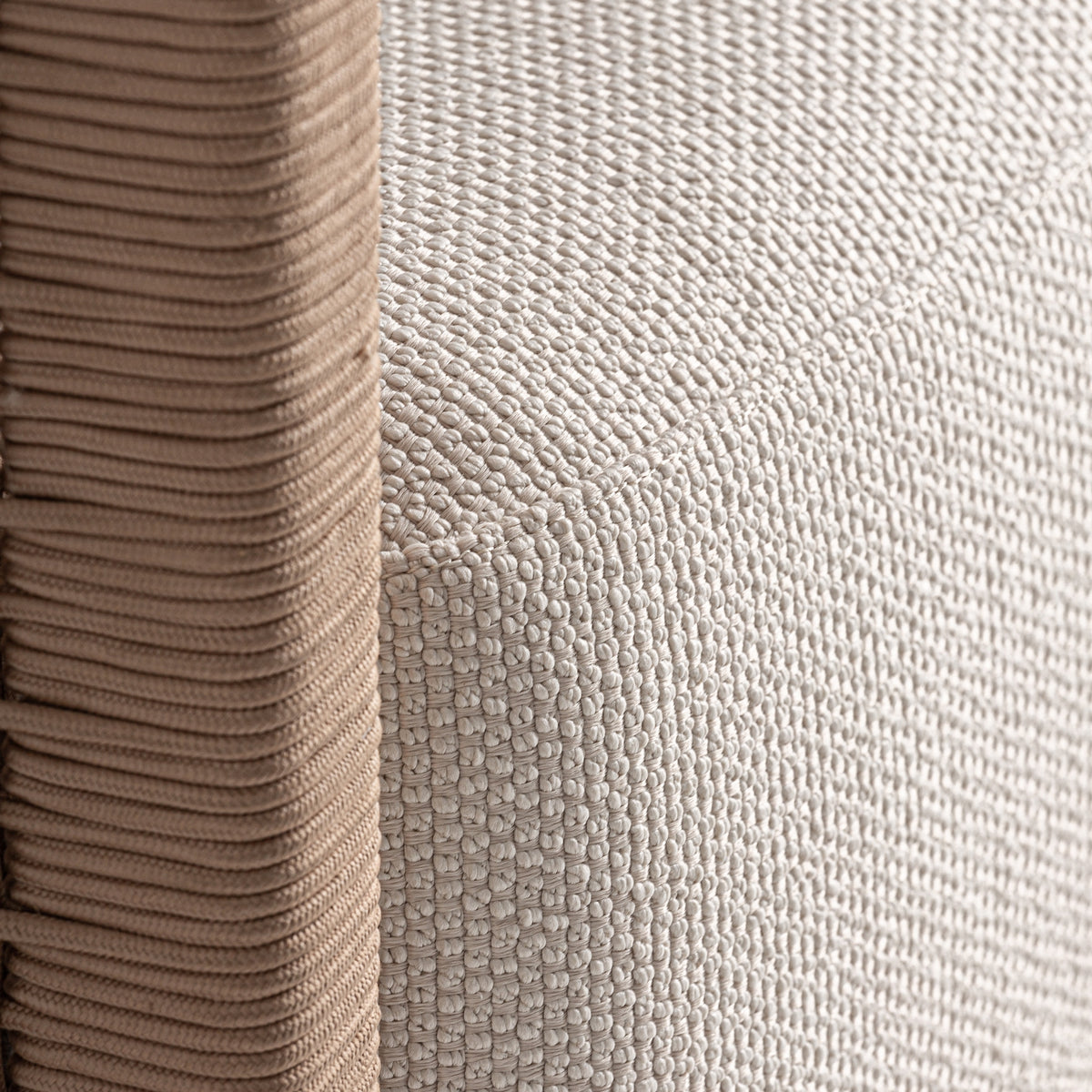 Sillón bajo de teca reciclada y trenzado blanco Cala Codolar