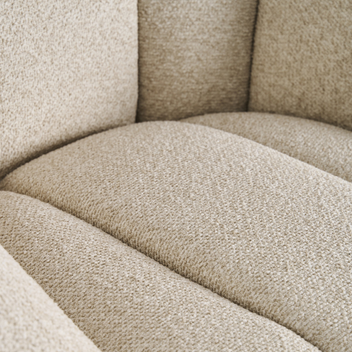 Sillón bajo tapizado beige Sa Caleta