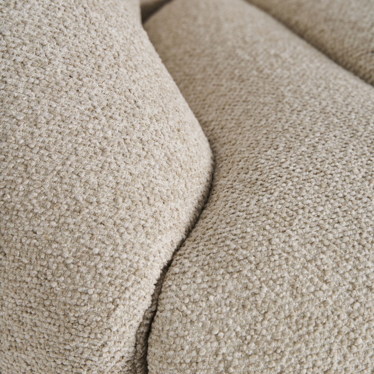 Sillón bajo tapizado beige Sa Caleta
