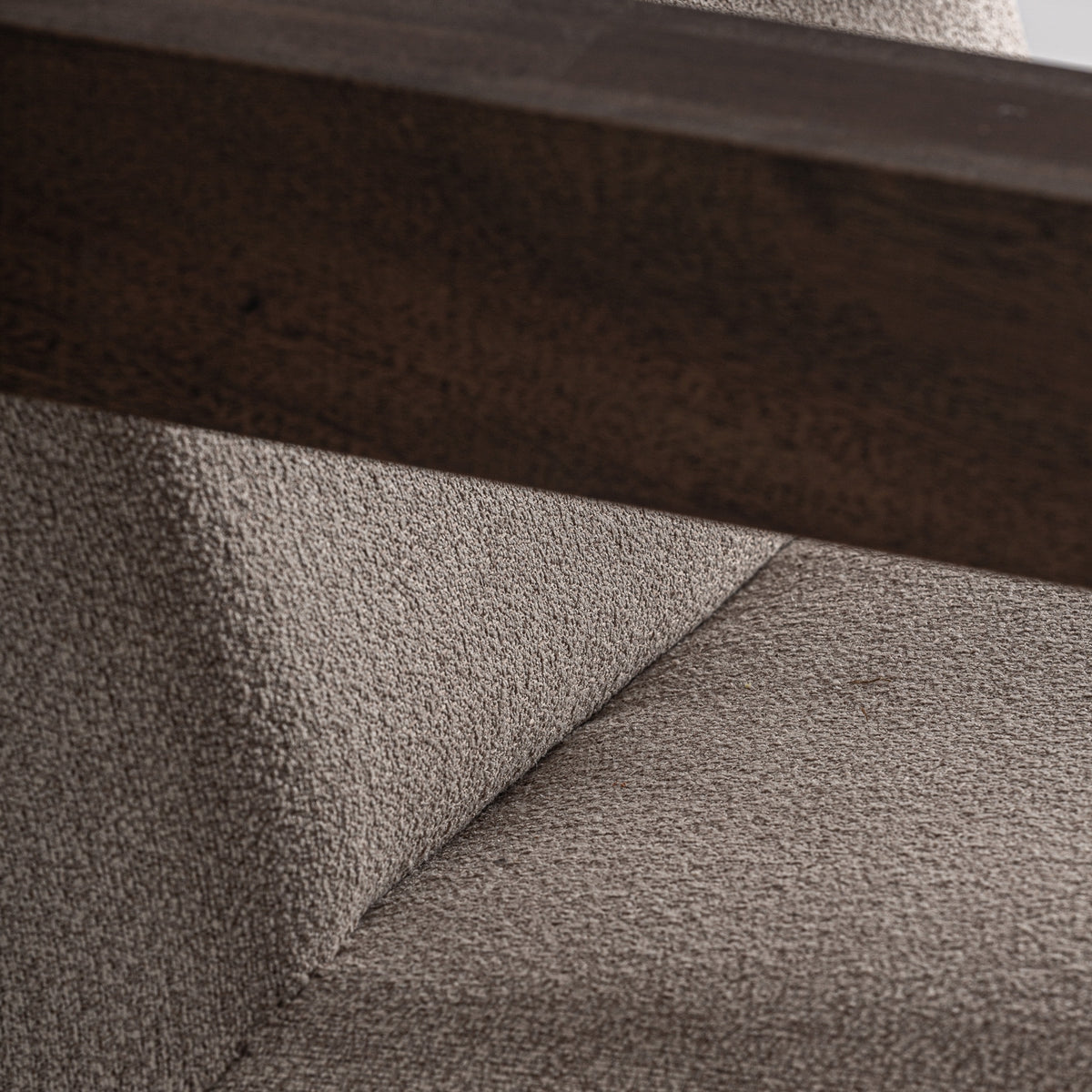 Sillón bajo tapizado crema Sant Vicent