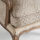 Sillón colonial de madera de mango y tapizado beige Savoca