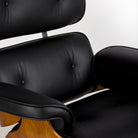Sillón con reposapiés de piel Giussano