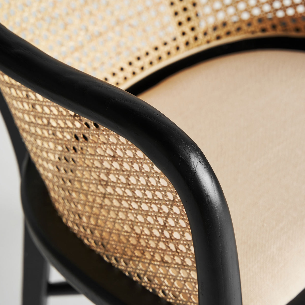 Sillón de comedor de abedul negro y lino Cala Olivera