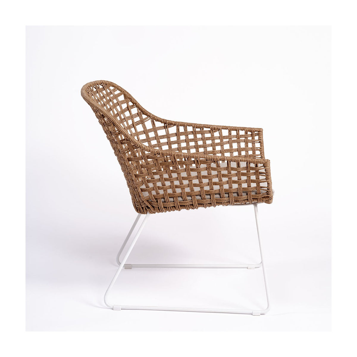 Sillón de exterior de ratán tostado y cojín gris Anafi