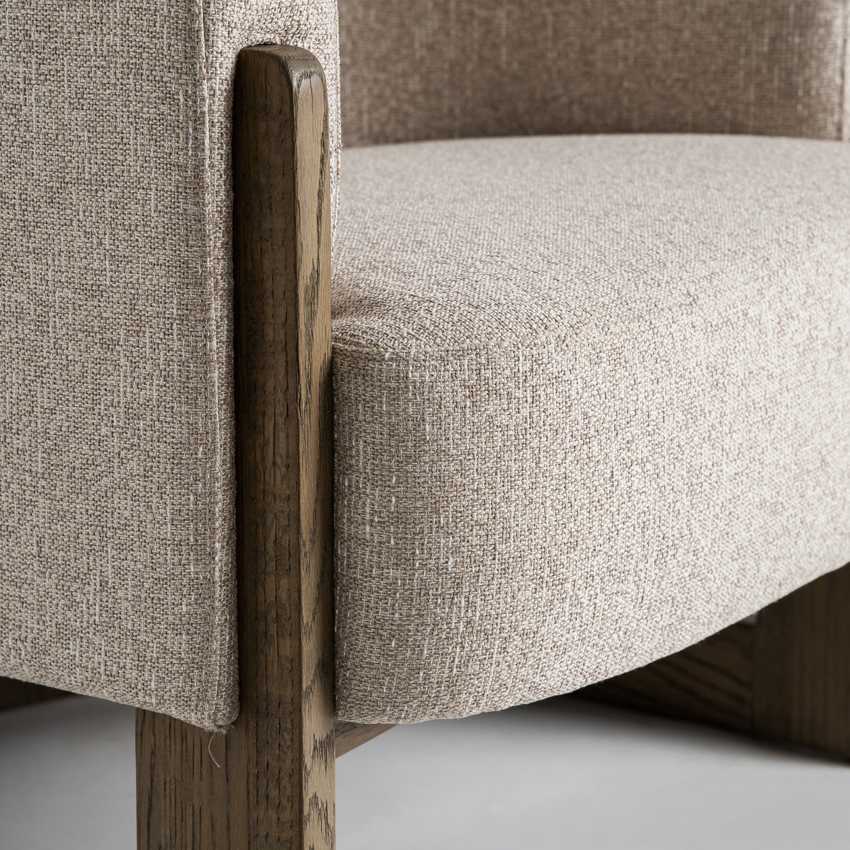 Sillón de fresno natural tapizado topo Sa Talaia