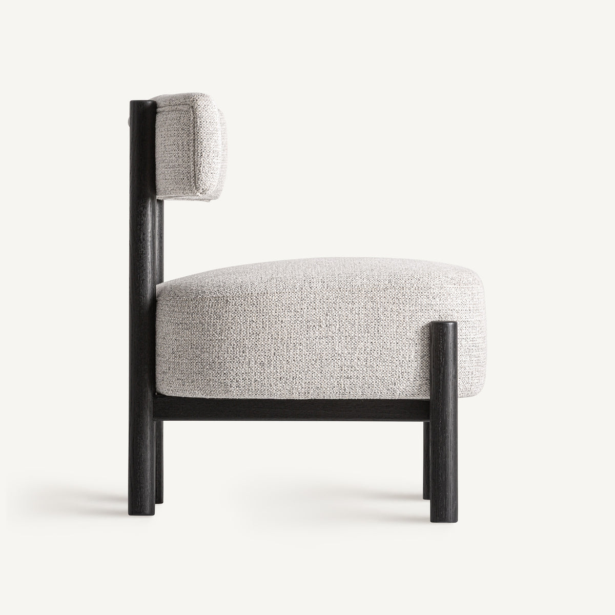 Sillón de fresno negro y tapizado blanco roto Silba