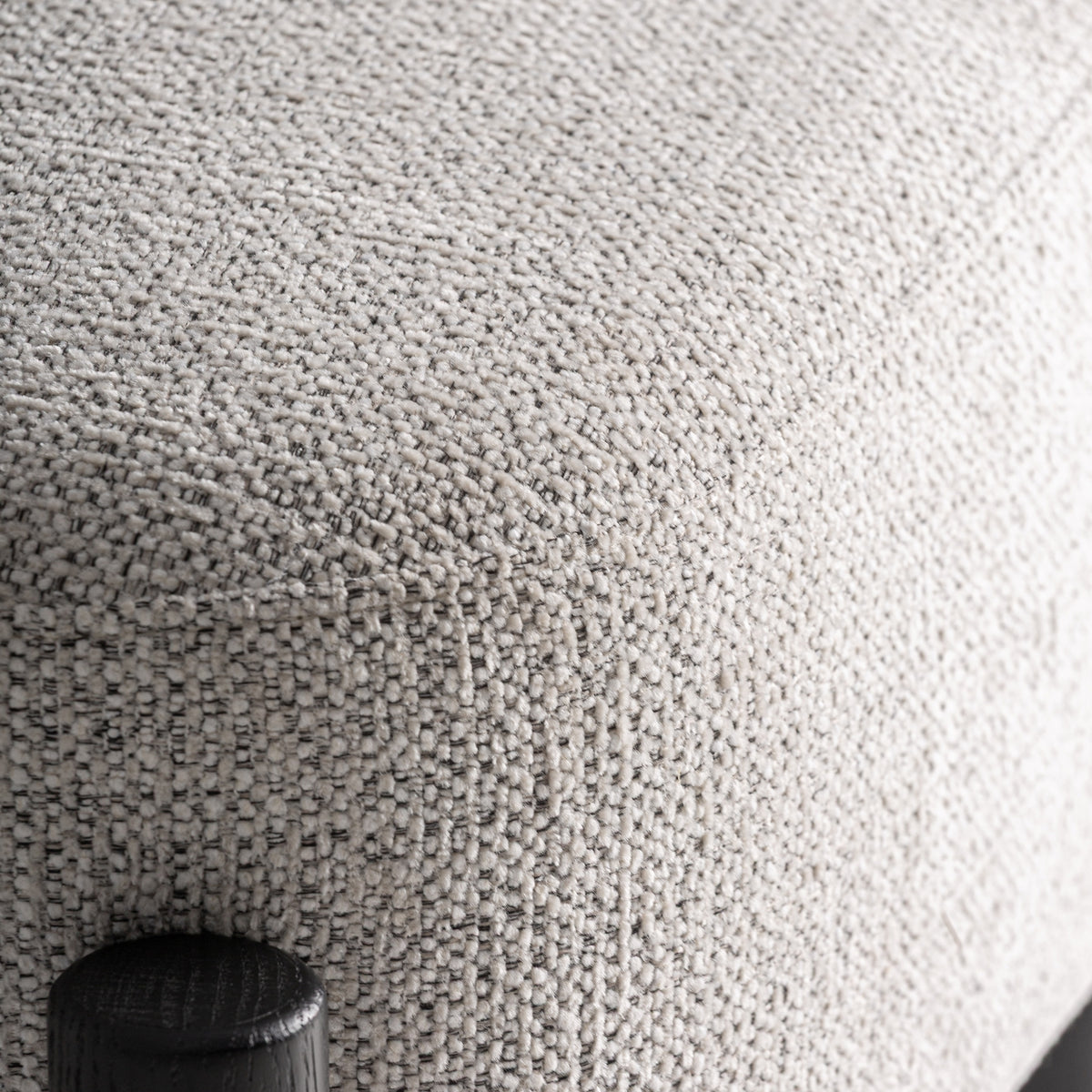 Sillón de fresno negro y tapizado blanco roto Silba