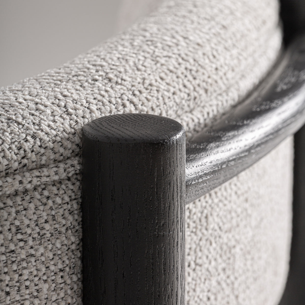 Sillón de fresno negro y tapizado blanco roto Silba