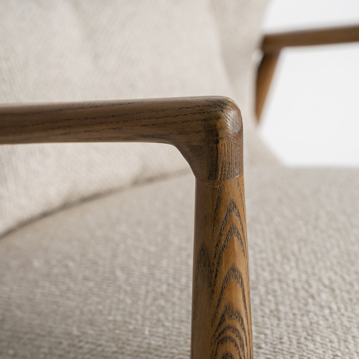 Sillón de fresno tapizado beige Ca Marí