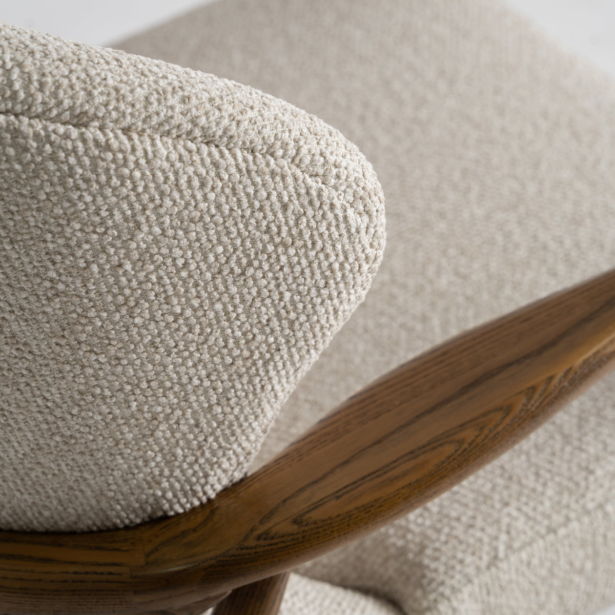 Sillón de fresno tapizado beige Ca Marí