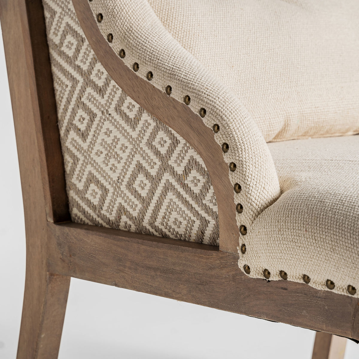 Sillón de madera de mango y tapizado beige Galtellì
