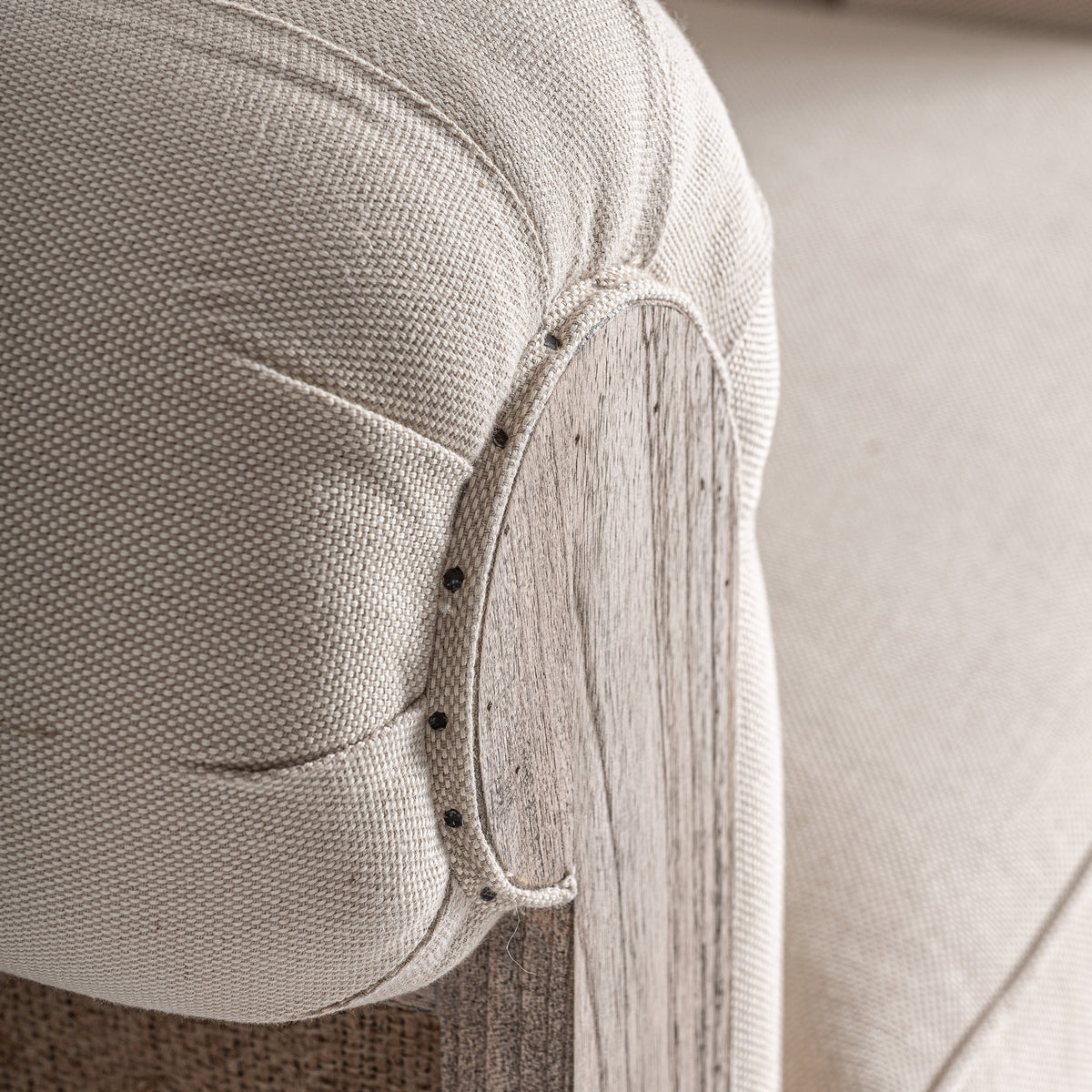 Sillón de madera tropical y tapizado beige Sant Jordi