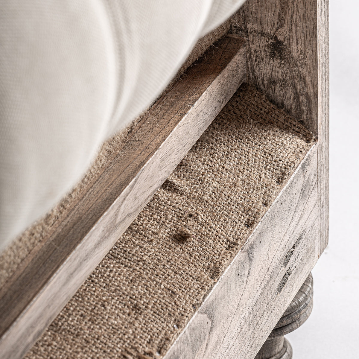 Sillón de madera tropical y tapizado beige Sant Jordi