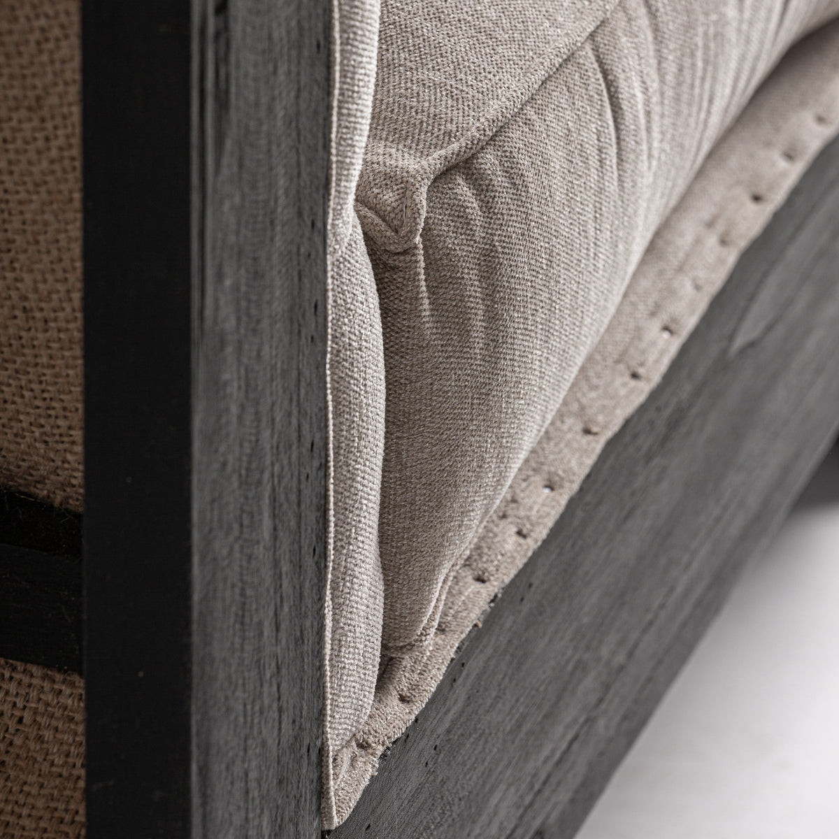 Sillón de mindi negro y tapizado beige Sant Jordi