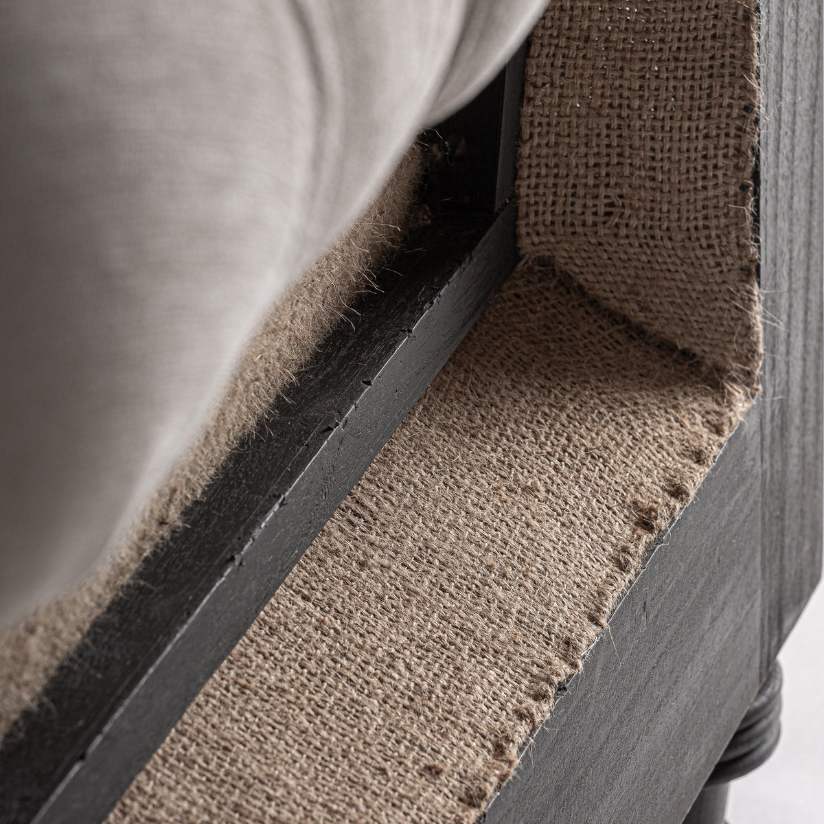 Sillón de mindi negro y tapizado beige Sant Jordi