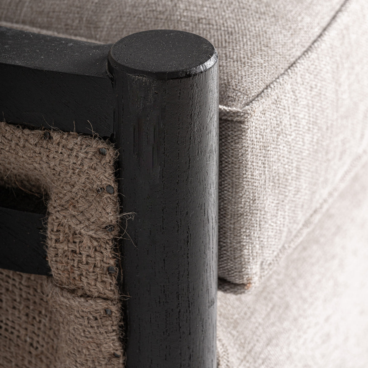Sillón de mindi y lino negro Es Trucadors