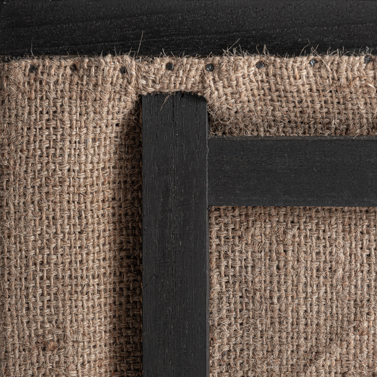 Sillón de mindi y lino negro Es Trucadors