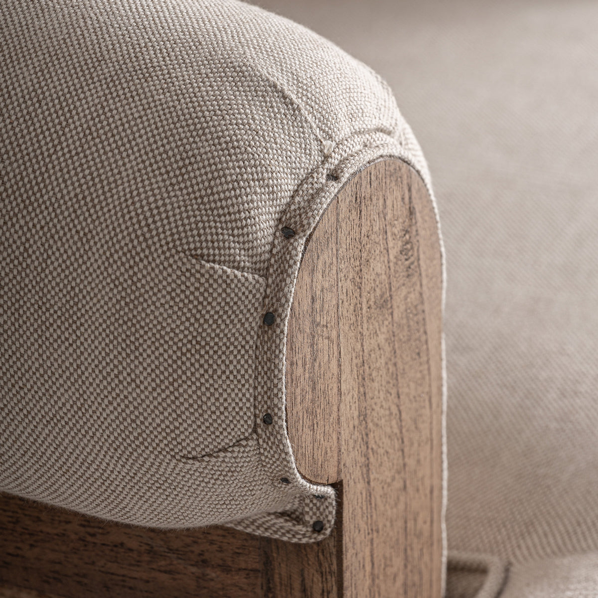 Sillón de mindi y lino Polis crema