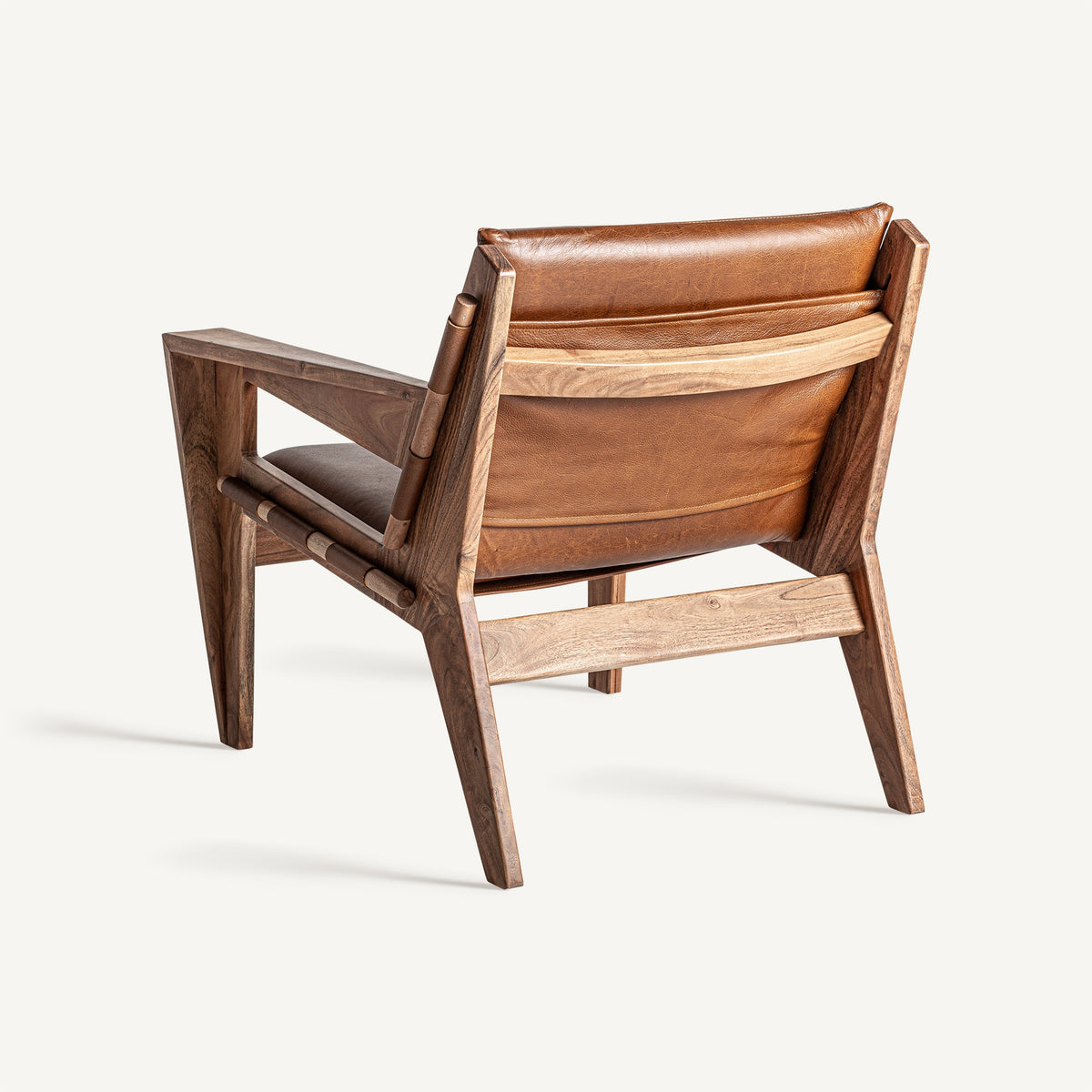 Sillón de piel marrón y acacia Sa Conillera