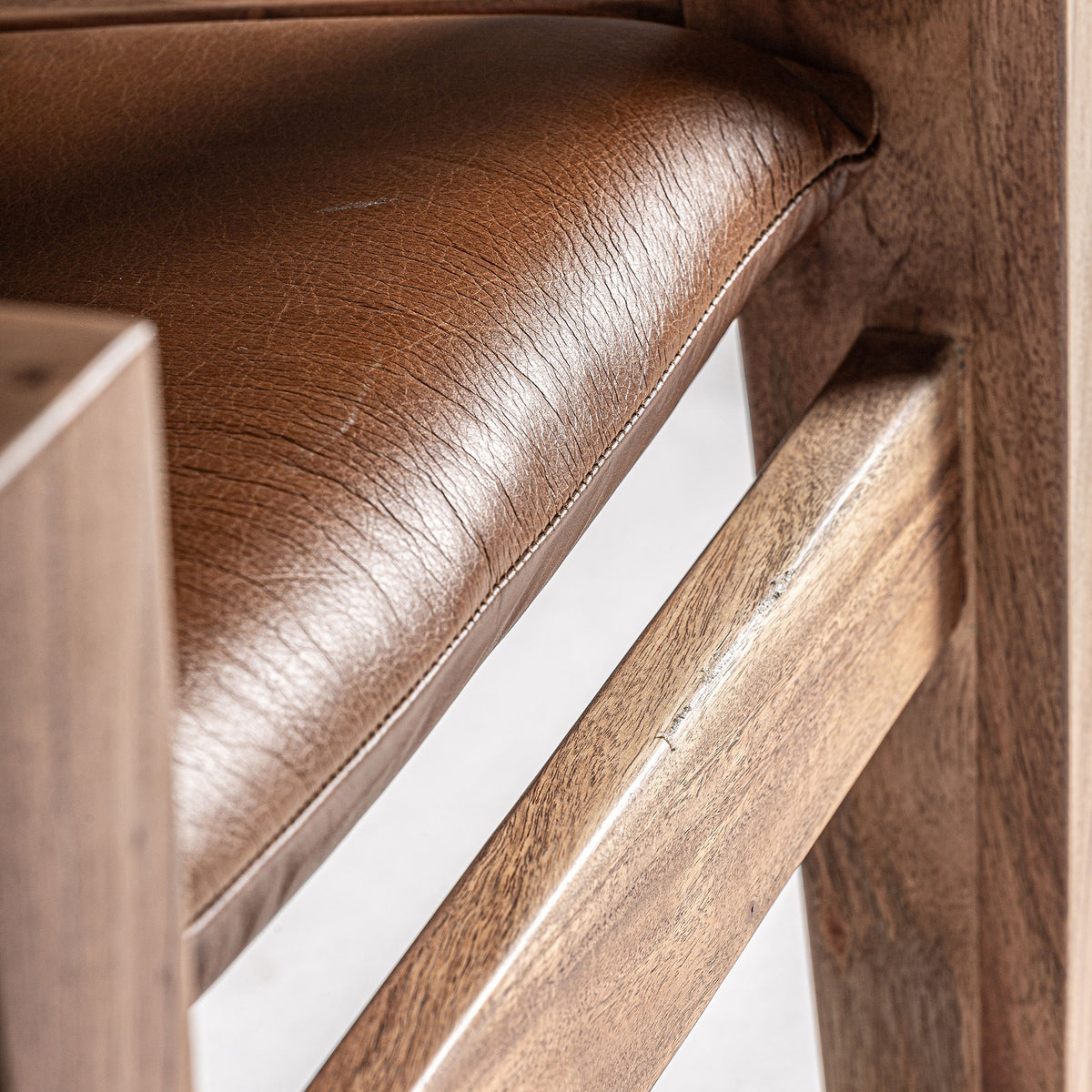 Sillón de piel marrón y acacia Sa Conillera