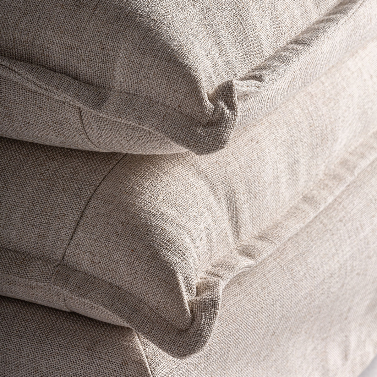 Sillón de pino negro tapizado blanco roto Ses Torretes