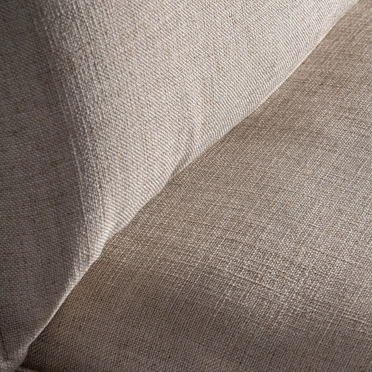 Sillón de pino negro tapizado blanco roto Ses Torretes