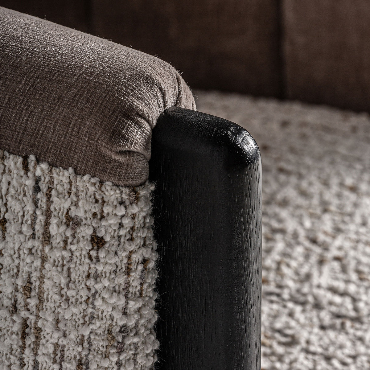 Sillón de pino negro tapizado topo Sant Rafel