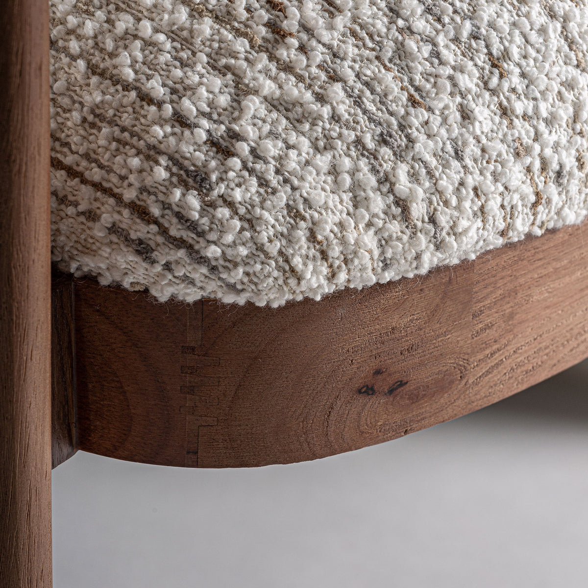 Sillón de pino tapizado beige Sant Rafel