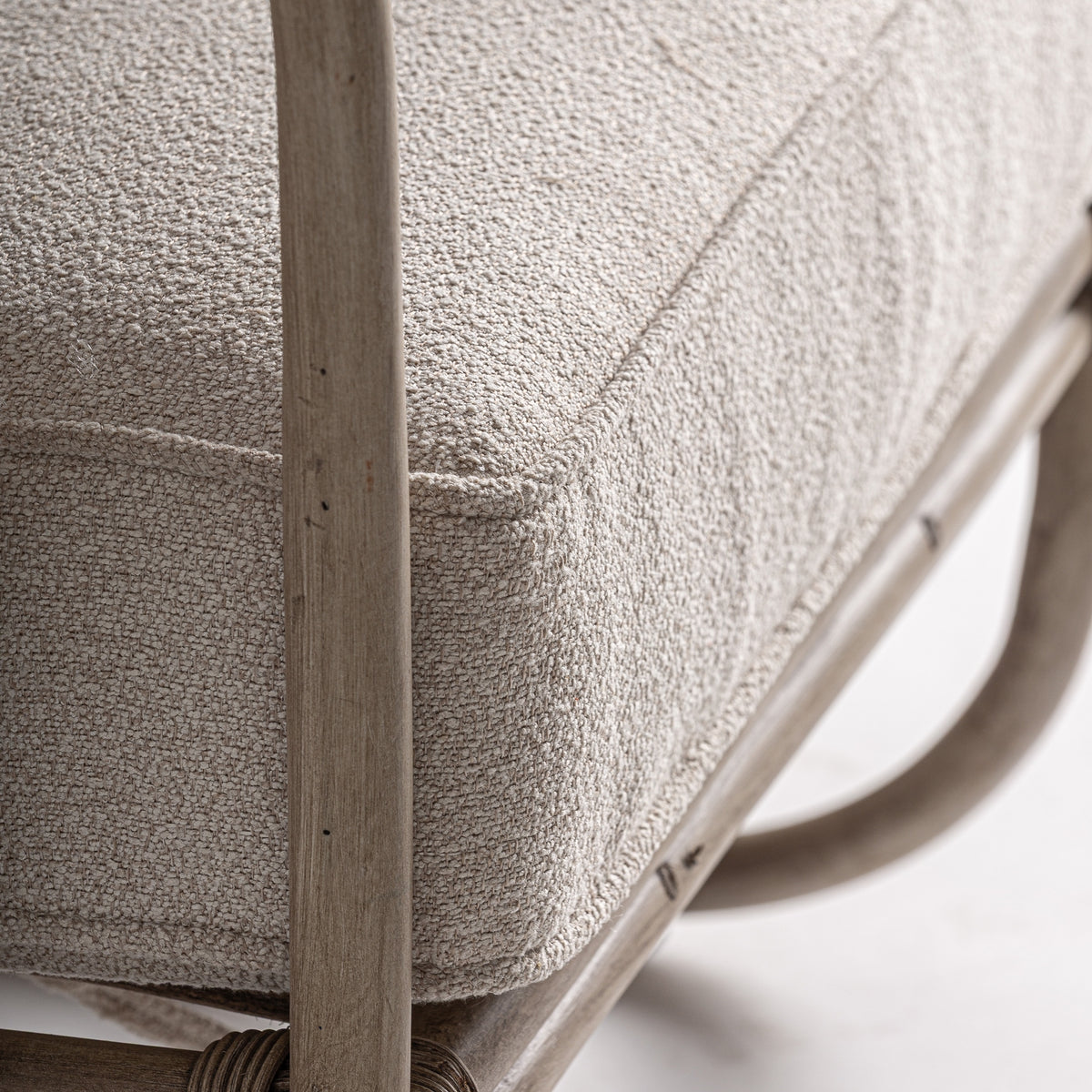 Sillón de ratán tapizado beige Cala Boix