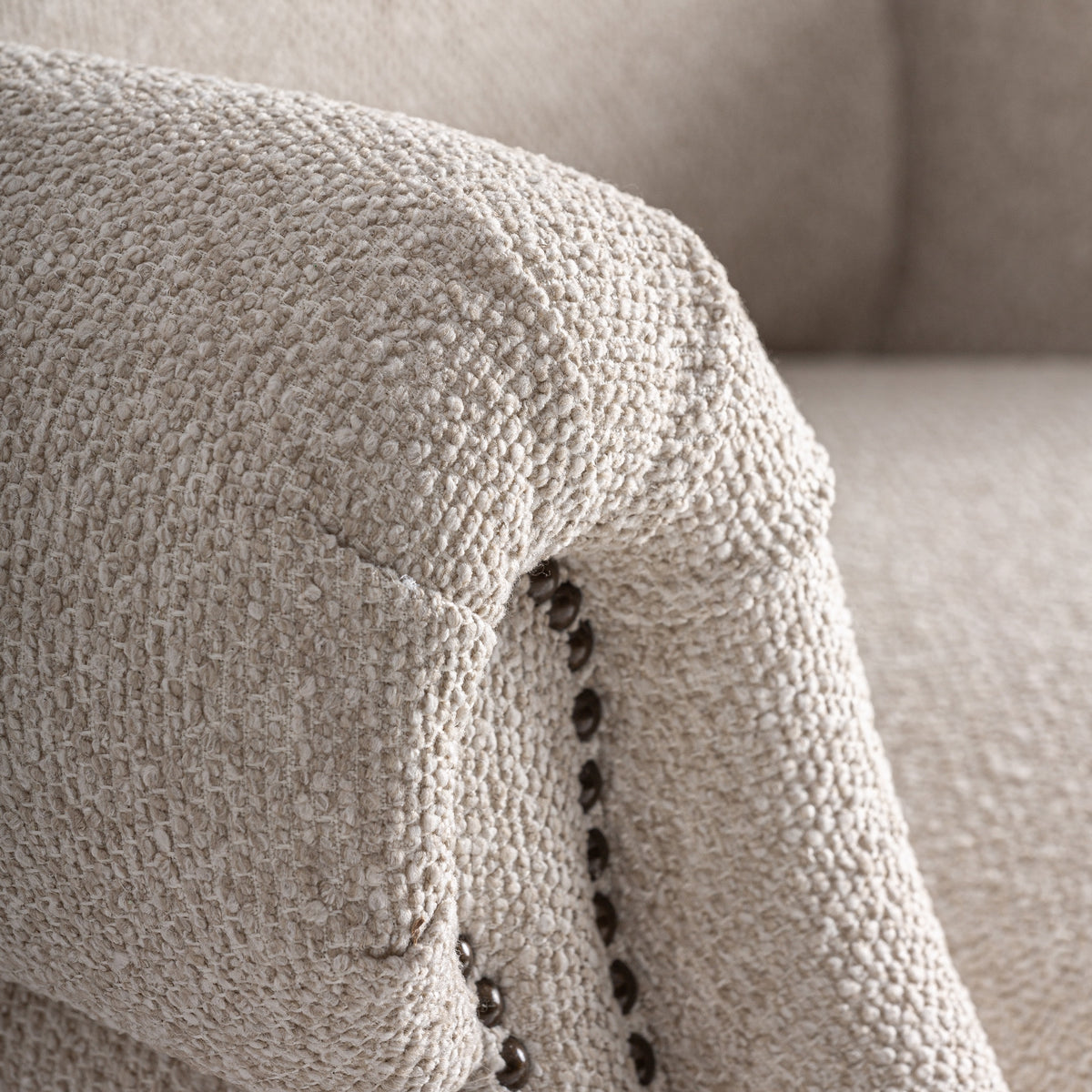 Sillón de respaldo alto de fresno y crema Aigües Blanques