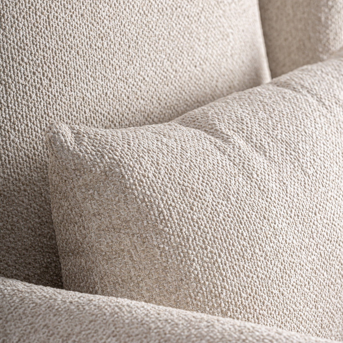 Sillón de respaldo alto de fresno y crema Aigües Blanques
