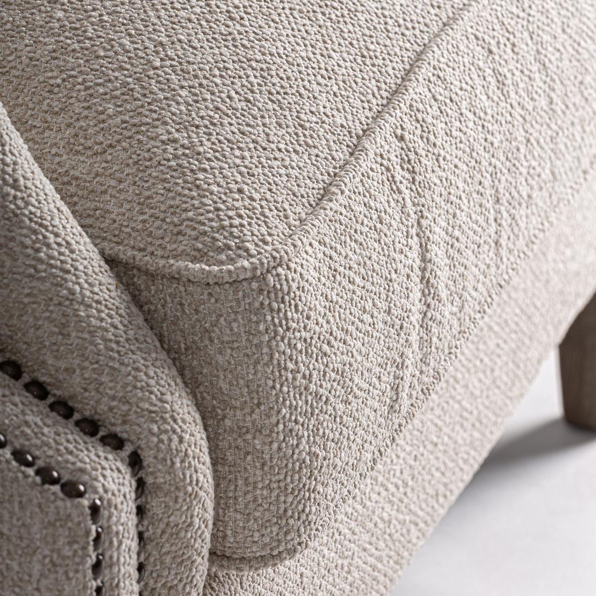 Sillón de respaldo alto de fresno y crema Aigües Blanques