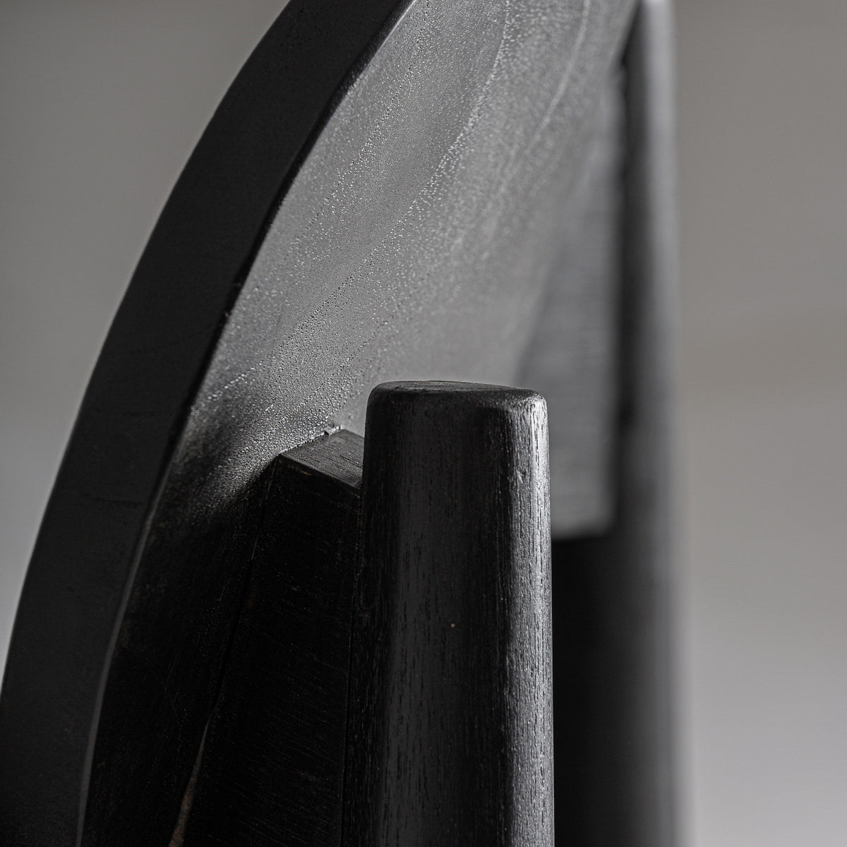 Sillón de teca negra y piel blanca Sa Penya
