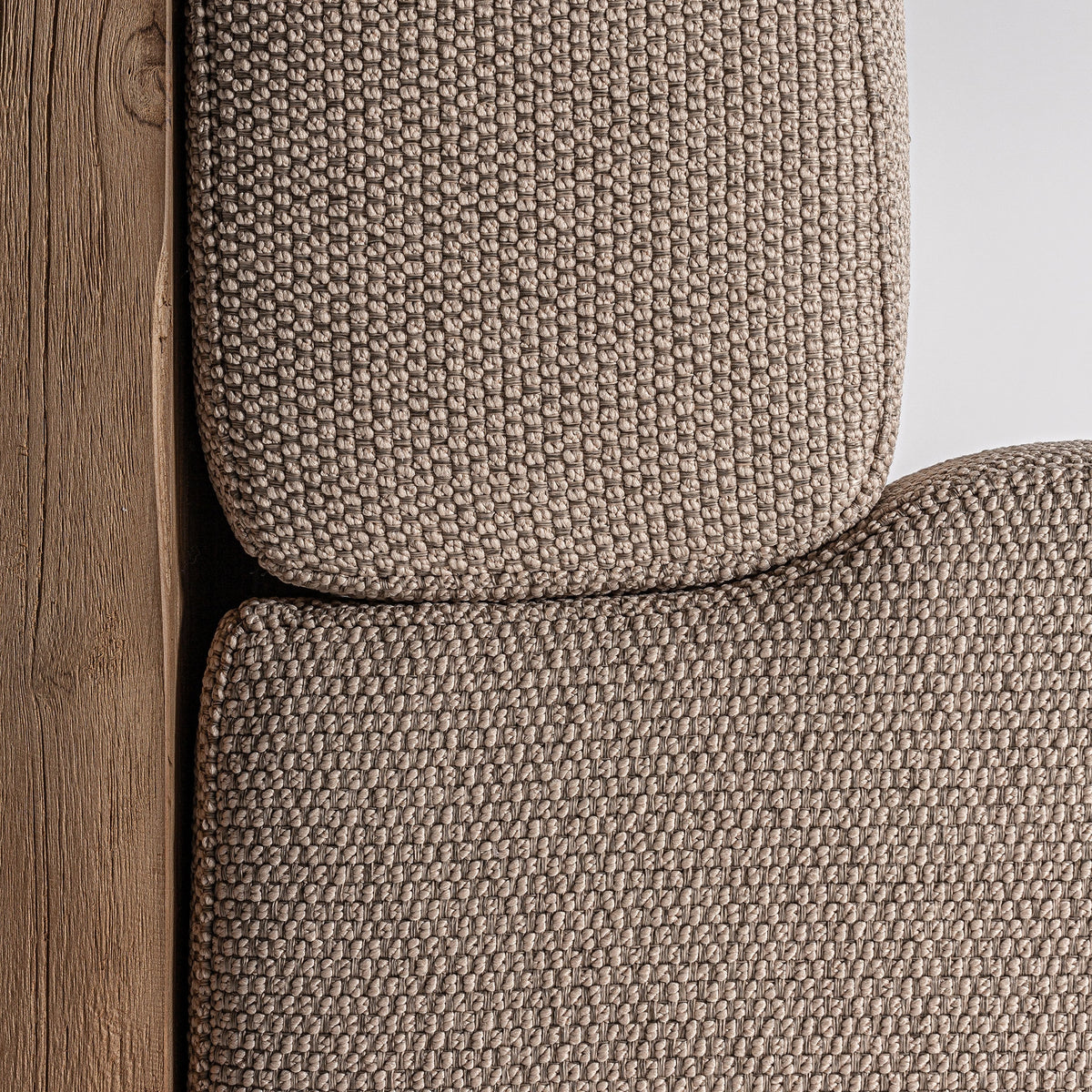 Sillón de teca reciclada y cojines beige Cala Roja
