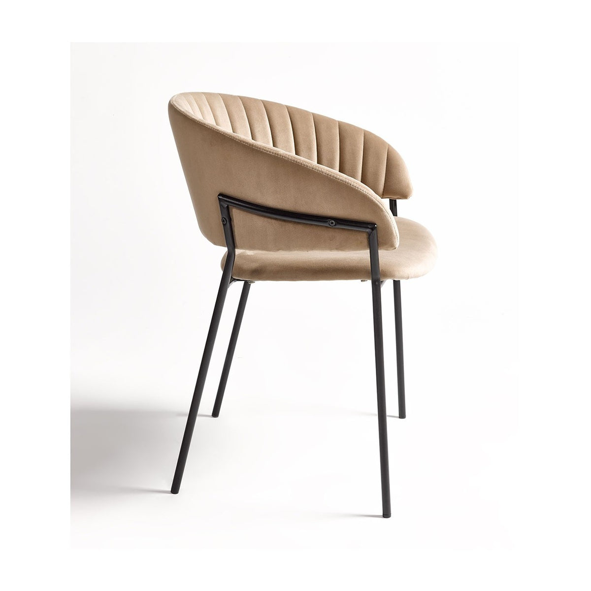 Sillón de terciopelo beige y metal negro Zújar