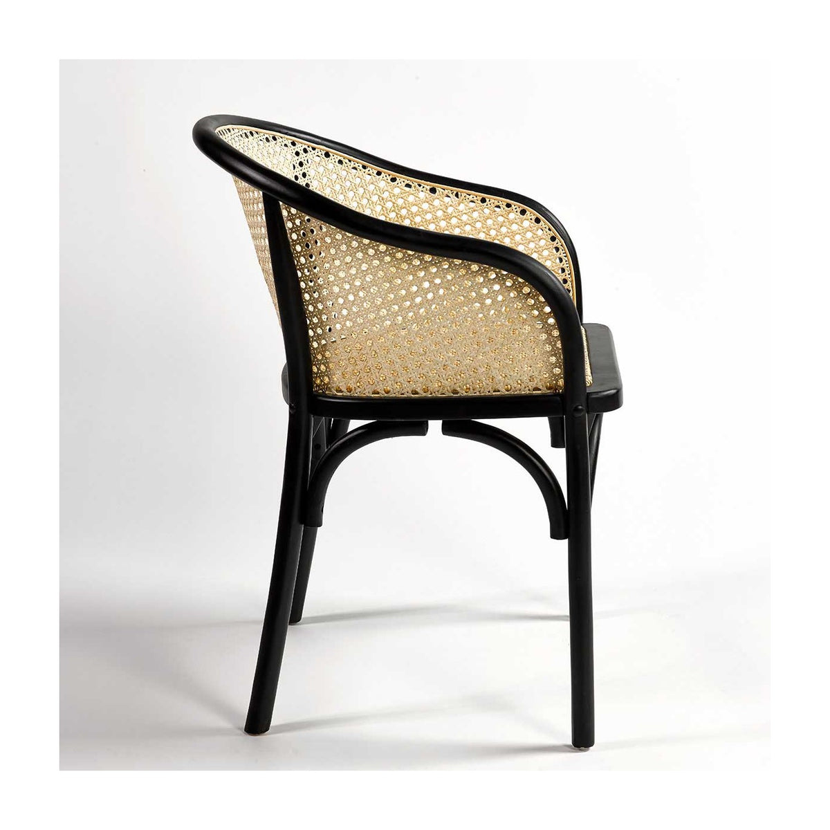 Sillón negro con rejilla de ratán Pórtugos