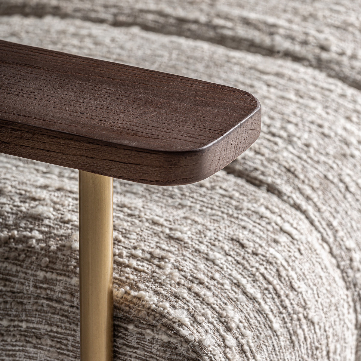 Sillón tapizado beige y dorado Santa Gertrudis