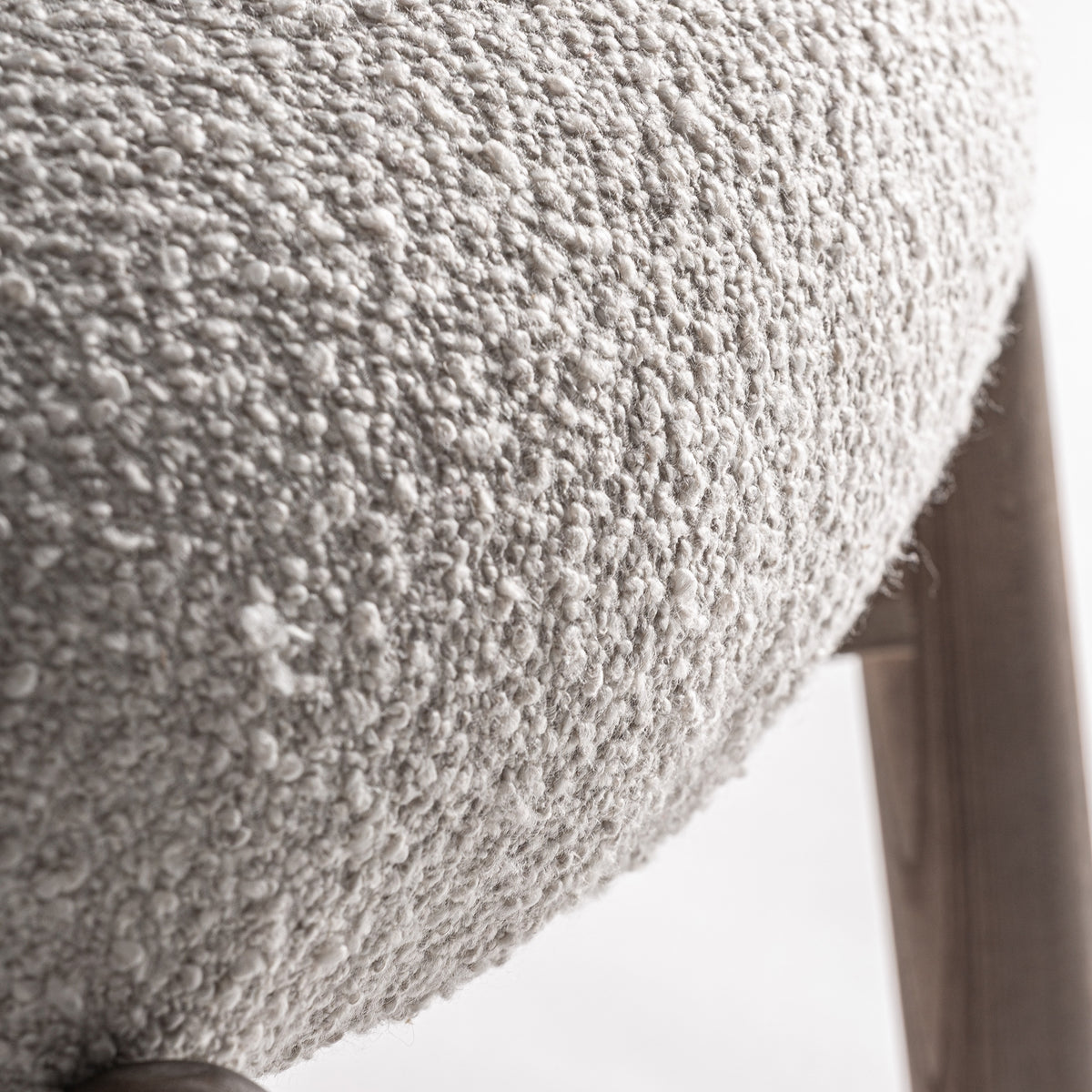 Sillón tapizado beige y olmo Es Caló