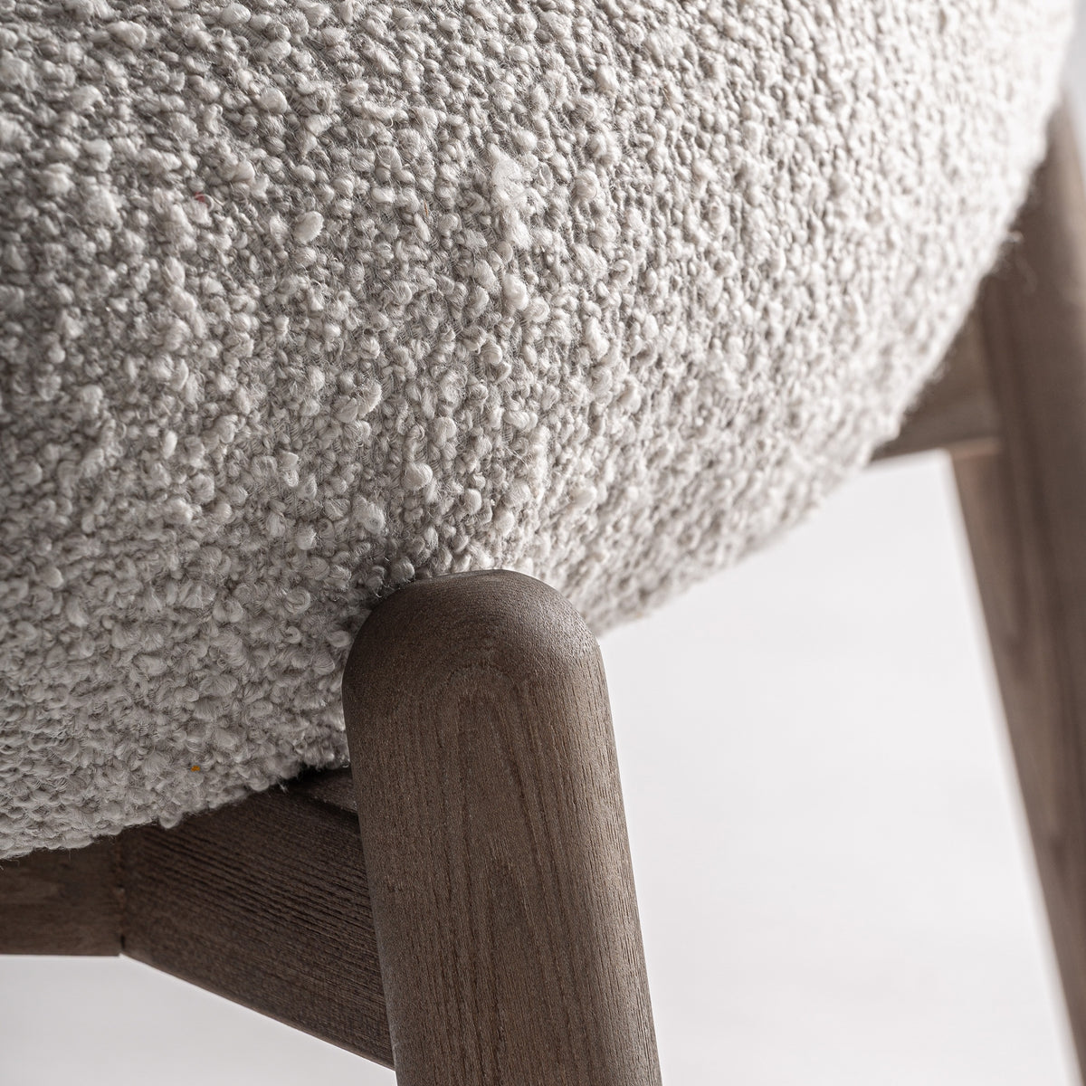 Sillón tapizado beige y olmo Es Caló