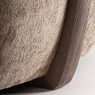 Sillón tapizado marrón con estructura de roble Dorgali