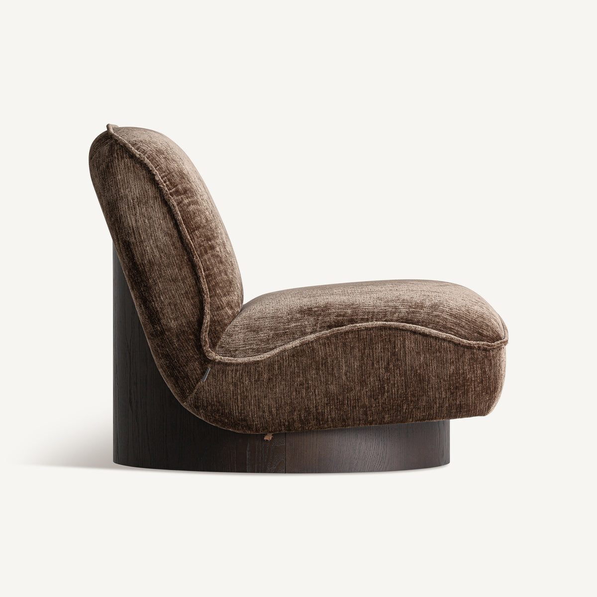 Sillón tapizado marrón de fresno wengué Selce