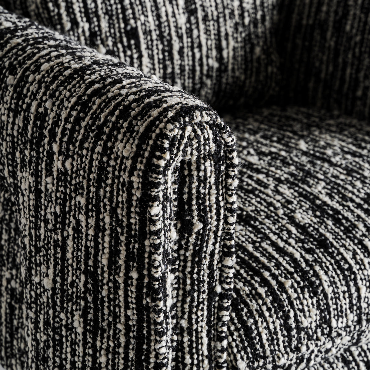 Sillón tapizado negro Es Cubells