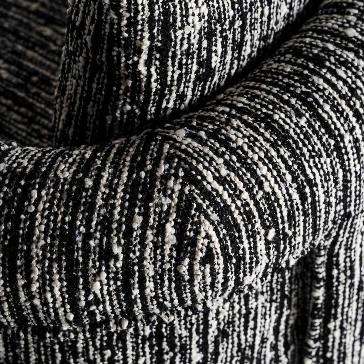 Sillón tapizado negro Es Cubells