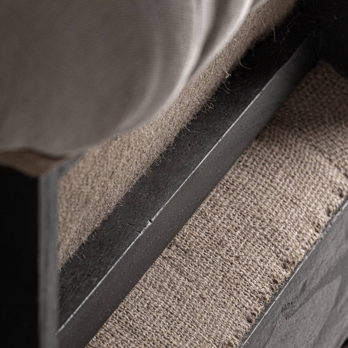 Sofá capitoné de madera y poliéster Menton negro