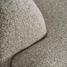Sofá tapizado beige con estructura de alerce Posada
