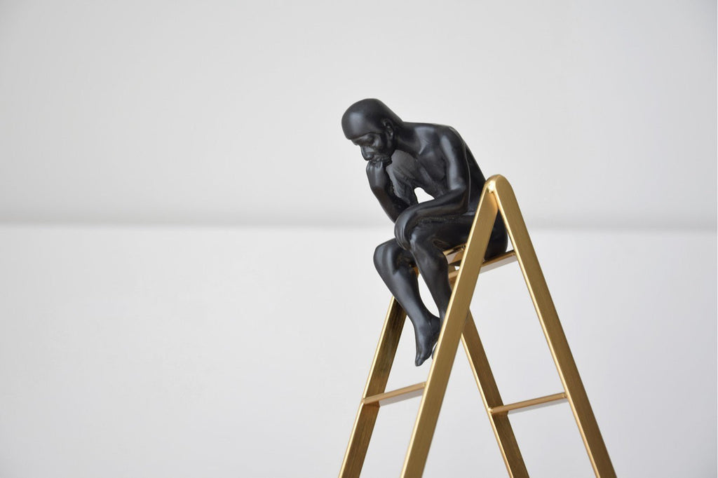 Escultura Hombre Reflexionando - #pino_y_jacaranda#