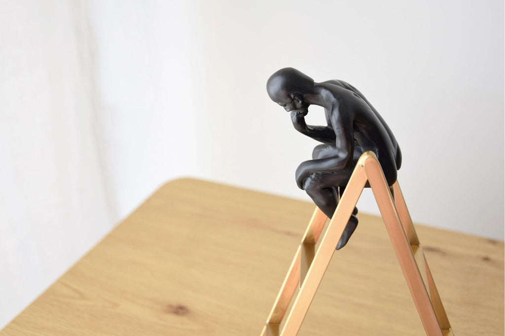 Escultura Hombre Reflexionando - #pino_y_jacaranda#