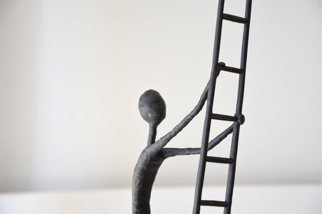 Escultura Hombre Subiendo Escalera - #pino_y_jacaranda#
